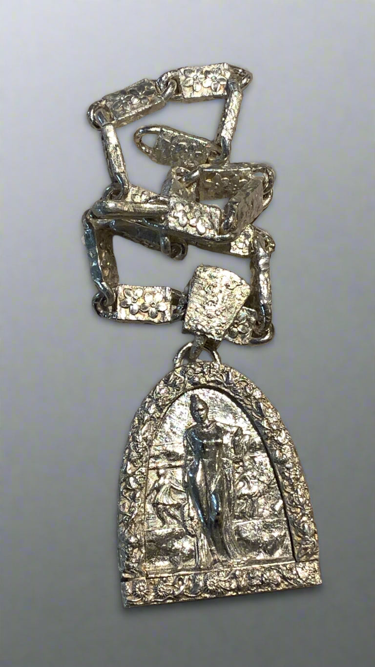 Sculptural jewellery by Munesu Chingwena
