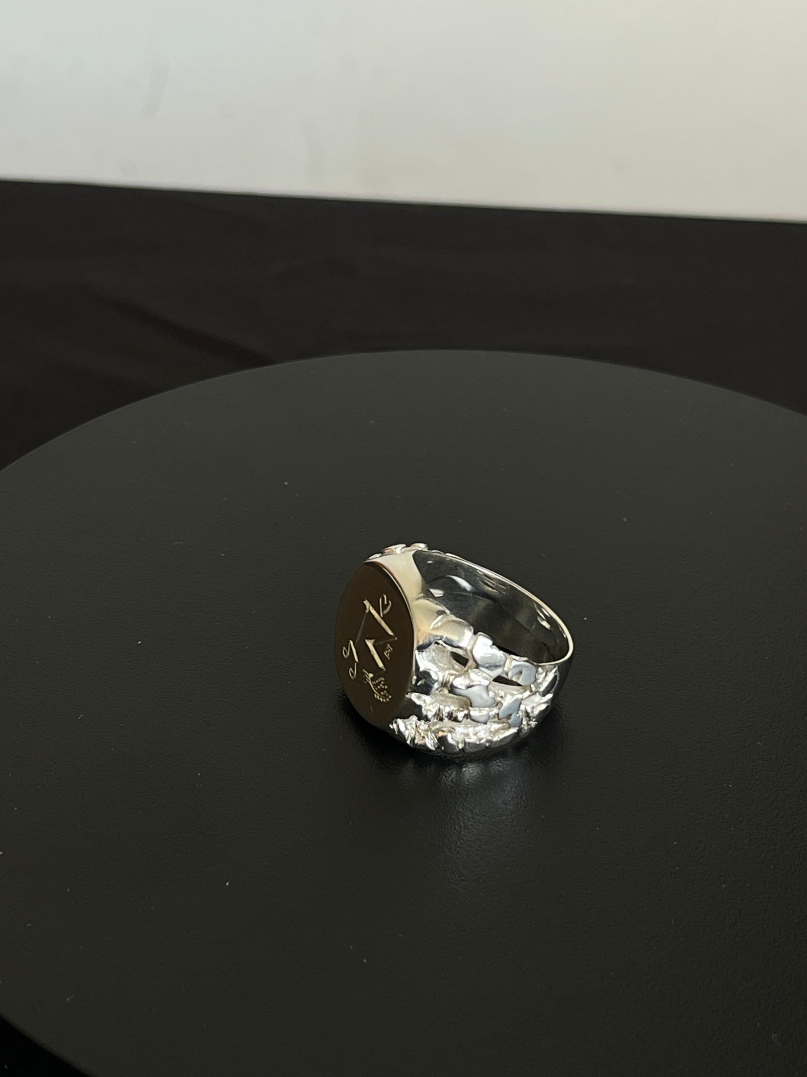 Original studio photograph of Kairo's finished wedding ring from the side